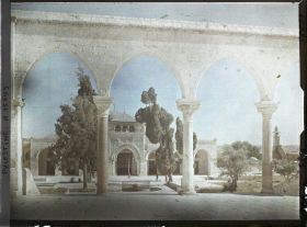Image représentant Colonnade face à la mosquéeel Aksa