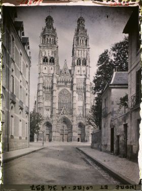 Image représentant La façade de la cathédrale, vue de la rue Pierre Boille