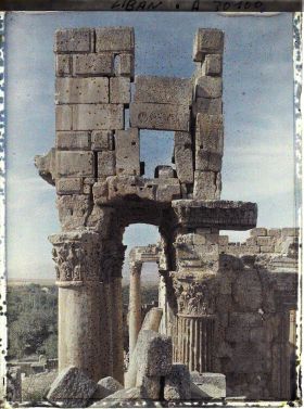 Image représentant Sommet de l'extrémité droite restante du péristyle de la façade sud du Temple dit de Bacchus