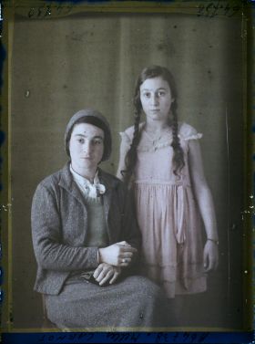 Image représentant https://musee-albert-kahn.s-museum.fr/home/NWQ2OTAwYzNmYjZlZTk1ZWQwODJmMjY4L2dlbmVyaWMtbm90aWNlLXRhYi9hdXRob3JpdHkvNjE3YTc5ZjVjZjhiODk2OGIzMzM3ZDIx/5d6900c3fb6ee95ed082f268/generic-notice-tab/authority/617a79ebcf8b8968b3336a36 Mademoiselle Carnot et  https://musee-albert-kahn.s-museum.fr/home/NWQ2OTAwYzNmYjZlZTk1ZWQwODJmMjY4L2dlbmVyaWMtbm90aWNlLXRhYi9hdXRob3JpdHkvNjE3YTc5ZjVjZjhiODk2OGIzMzM3ZDIx/5d6900c3fb6ee95ed082f268/generic-notice-tab/authority/617a79ebcf8b8968b3336a37 sa soeur