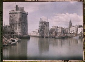 Image représentant La tour Saint-Nicolas et la tour de la Chaîne, bateaux de pêche dans le port