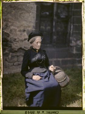 Image représentant Mademoiselle Maria Bérand assise, portant le chapeau de Saint-Flour