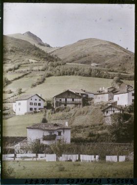 Image représentant France , St Etienne de Baigorry, Groupe de fermes dans la Montagne