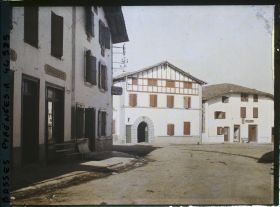 Image représentant France, Espelette, Dans le Village ensemble de maisons