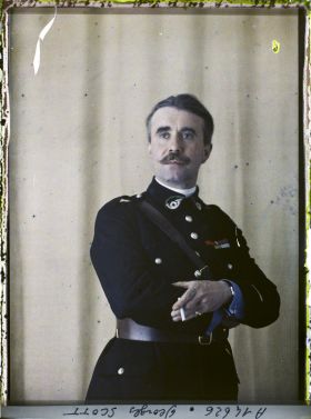 Image représentant Monsieur  https://musee-albert-kahn.s-museum.fr/home/NWQ2OTAwYzNmYjZlZTk1ZWQwODJmMjY4L2dlbmVyaWMtbm90aWNlLXRhYi9hdXRob3JpdHkvNjE3YTc5ZjVjZjhiODk2OGIzMzM3ZDIx/5d6900c3fb6ee95ed082f268/generic-notice-tab/authority/617a79ebcf8b8968b33377cc Georges Scott