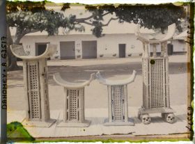 Image représentant Trônes royaux d'Abomey (Guézo, Glélé, Béhanzin, Agoliagbo) devant la salle de réception (ajalala) de la cour du palais de  null Guézo (jalalahennou)