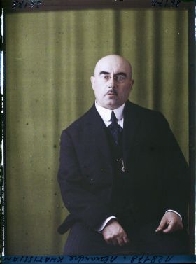 Image représentant Monsieur  https://musee-albert-kahn.s-museum.fr/home/NWQ2OTAwYzNmYjZlZTk1ZWQwODJmMjY4L2dlbmVyaWMtbm90aWNlLXRhYi9hdXRob3JpdHkvNjE3YTc5ZjVjZjhiODk2OGIzMzM3ZDIx/5d6900c3fb6ee95ed082f268/generic-notice-tab/authority/617a79ebcf8b8968b333707b Alexandre Khatissian