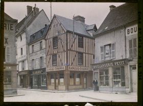 Image représentant Une maison du XVe siècle à l'angle de la rue Rotrou et la rue Saint-Pierre