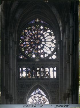 Image représentant La grande rosace de la cathédrale, partiellement détruite