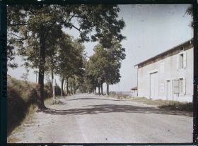 Image représentant France, Glorieux, La route de Paris prise après le passage à niveau vers Paris (La Voie Sacrée)