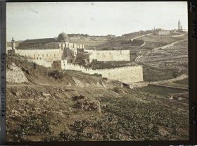 Image représentant La mosquée Al-Aksa derrière les remparts de la ville