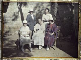 Image représentant Mademoiselle Gouraud, assise à droite, et quelques invitées du général Gouraud