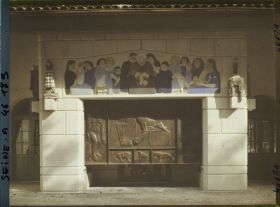 Image représentant L'Exposition des arts décoratifs, Pavillon de Provence, sur le cours-la-Reine, cheminée de Dardé dans la cour du mas