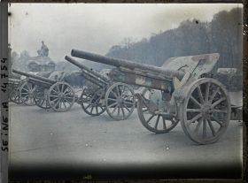 Image représentant Canons pris aux Allemands exposés place de la Concorde