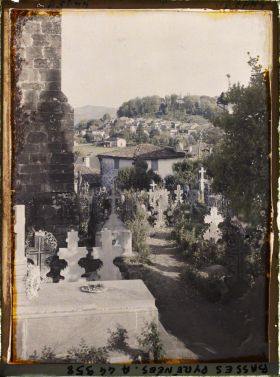 Image représentant France, Ispoure, Le Cimetière et le Village