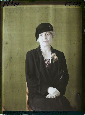Image représentant https://musee-albert-kahn.s-museum.fr/home/NWQ2OTAwYzNmYjZlZTk1ZWQwODJmMjY4L2dlbmVyaWMtbm90aWNlLXRhYi9hdXRob3JpdHkvNjE3YTc5ZjVjZjhiODk2OGIzMzM3ZDIx/5d6900c3fb6ee95ed082f268/generic-notice-tab/authority/617a79ebcf8b8968b333727a Madame Leyshon