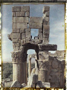 Image représentant Sommet de l'extrémité droite restante du péristyle de la façade sud du Temple dit de Bacchus