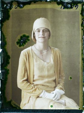 Image représentant https://musee-albert-kahn.s-museum.fr/home/NWQ2OTAwYzNmYjZlZTk1ZWQwODJmMjY4L2dlbmVyaWMtbm90aWNlLXRhYi9hdXRob3JpdHkvNjE3YTc5ZjVjZjhiODk2OGIzMzM3ZDIx/5d6900c3fb6ee95ed082f268/generic-notice-tab/authority/617a79ebcf8b8968b3336b1b Mademoiselle Enny Loo Culbertson