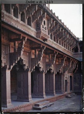 Image représentant Une galerie de la cour centrale du palais de Jahangir dans le fort Rouge (Lal Qila)