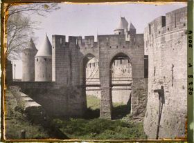 Image représentant La porte Narbonnaise prise depuis le bord des douves
