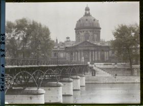 Image représentant Le pont des Arts et l'Institut de France, quai de Conti