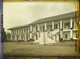 Image représentant L'école de la mission catholique et habitations des pères