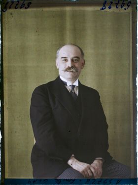 Image représentant https://musee-albert-kahn.s-museum.fr/home/NWQ2OTAwYzNmYjZlZTk1ZWQwODJmMjY4L2dlbmVyaWMtbm90aWNlLXRhYi9hdXRob3JpdHkvNjE3YTc5ZjVjZjhiODk2OGIzMzM3ZDIx/5d6900c3fb6ee95ed082f268/generic-notice-tab/authority/617a79ebcf8b8968b3336db6 Monsieur Emile Glay