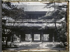 Image représentant Vue de l'intérieur de la Sanmon (porte monumentale à deux niveaux) du temple Chion-in