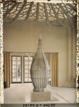 Image représentant L'Exposition des arts décoratifs, Intérieur du pavillon Lalique, le vase central