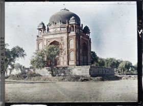 Image représentant La Tombe dite du Barbier (Nai-ka-Gumbad./Barber), situé dans la partie est du jardin moghol du mausolée de Humayun