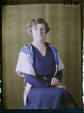 Image représentant https://musee-albert-kahn.s-museum.fr/home/NWQ2OTAwYzNmYjZlZTk1ZWQwODJmMjY4L2dlbmVyaWMtbm90aWNlLXRhYi9hdXRob3JpdHkvNjE3YTc5ZjVjZjhiODk2OGIzMzM3ZDIx/5d6900c3fb6ee95ed082f268/generic-notice-tab/authority/617a79ebcf8b8968b3336da5 Madame Helen Gibbons