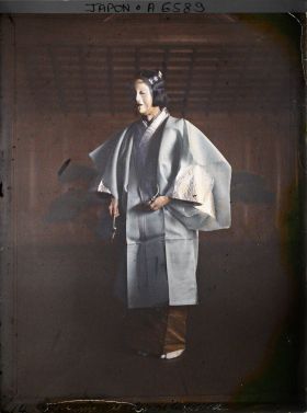 Image représentant Théâtre Nô : shite (acteur principal) de la pièce Sumidagawa, sur la scène du temple Bukkô-ji