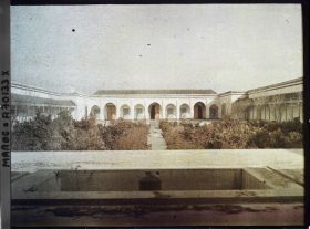 Image représentant Le jardin andalou, à l'abandon, et une partie du Dar Batha (" Palais Batha ")