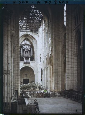 Image représentant Depuis le chœur, intérieur de de la nef jonchée de gravats et l'orgue