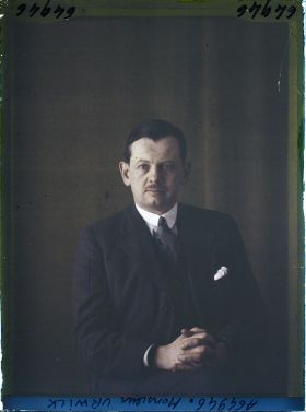 Image représentant https://musee-albert-kahn.s-museum.fr/home/NWQ2OTAwYzNmYjZlZTk1ZWQwODJmMjY4L2dlbmVyaWMtbm90aWNlLXRhYi9hdXRob3JpdHkvNjE3YTc5ZjVjZjhiODk2OGIzMzM3ZDIx/5d6900c3fb6ee95ed082f268/generic-notice-tab/authority/617a79ebcf8b8968b33378e0 Monsieur Urwick