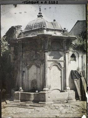 Image représentant Une vieille fontaine