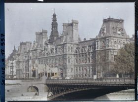 Image représentant L'Hôtel de Ville de Paris décoré de la Croix de Guerre