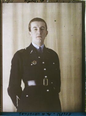 Image représentant L'officier  https://musee-albert-kahn.s-museum.fr/home/NWQ2OTAwYzNmYjZlZTk1ZWQwODJmMjY4L2dlbmVyaWMtbm90aWNlLXRhYi9hdXRob3JpdHkvNjE3YTc5ZjVjZjhiODk2OGIzMzM3ZDIx/5d6900c3fb6ee95ed082f268/generic-notice-tab/authority/617a79ebcf8b8968b33379bc de Vaugelas