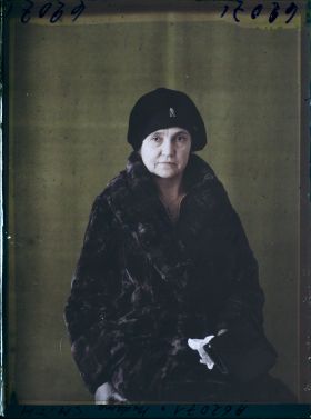 Image représentant https://musee-albert-kahn.s-museum.fr/home/NWQ2OTAwYzNmYjZlZTk1ZWQwODJmMjY4L2dlbmVyaWMtbm90aWNlLXRhYi9hdXRob3JpdHkvNjE3YTc5ZjVjZjhiODk2OGIzMzM3ZDIx/5d6900c3fb6ee95ed082f268/generic-notice-tab/authority/617a79ebcf8b8968b33377f5 Madame Hugh A. Smith