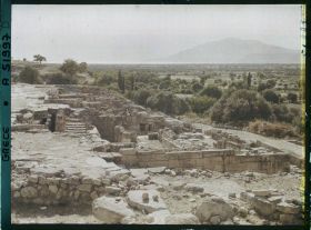 Image représentant Ruines de la villa. Au fond, la plaine de Messara, vers la mer