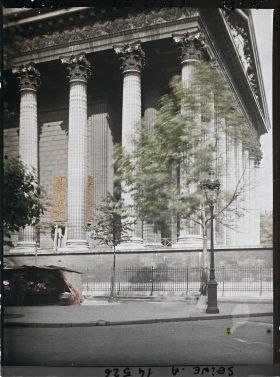 Image représentant L'église de la Madeleine, une statue de saint protégée contre les bombardements