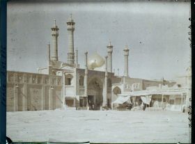 Image représentant Une des portes du sanctuaire de Fatima Masoumeh