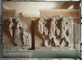 Image représentant Au musée : fragment de métope du Monoptere de Sicyône. (A droite, le retour de Cartor, Pollux et Idas après une fructueuse razzia de boeufs)