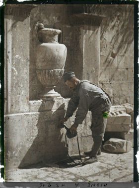 Image représentant Un soldat prenant de l'eau à la fontaine du Vase de Soissons