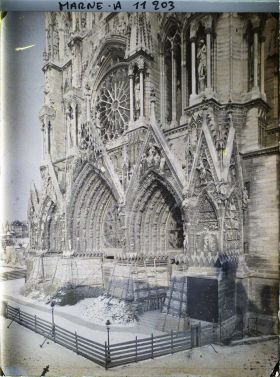 Image représentant La façade occidentale de la cathédrale en ruine