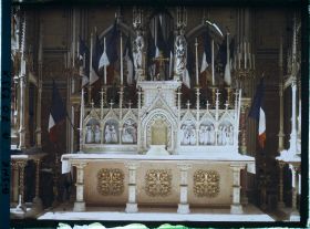 Image représentant Autel de la chapelle du rosaire décoré de drapeaux français
