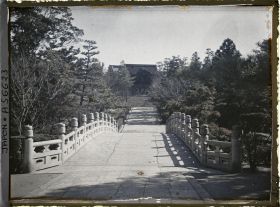 Image représentant Le pont de pierre du temple mortuaire Nishi-otani (cimetière des abbés du Nishi-honganji)