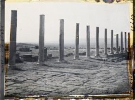 Image représentant Algérie, Timgad, Colonnades de la cour du Capitole