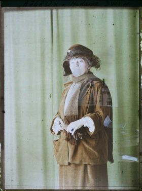 Image représentant https://musee-albert-kahn.s-museum.fr/home/NWQ2OTAwYzNmYjZlZTk1ZWQwODJmMjY4L2dlbmVyaWMtbm90aWNlLXRhYi9hdXRob3JpdHkvNjE3YTc5ZjVjZjhiODk2OGIzMzM3ZDIx/5d6900c3fb6ee95ed082f268/generic-notice-tab/authority/617a79ebcf8b8968b3336c6c Madame Cyrpienne Douine