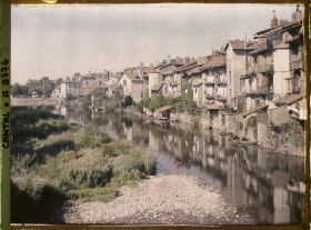 Image représentant Les vieilles maisons du XVIIIe au bord de la Jordanne, construites à la place des remparts